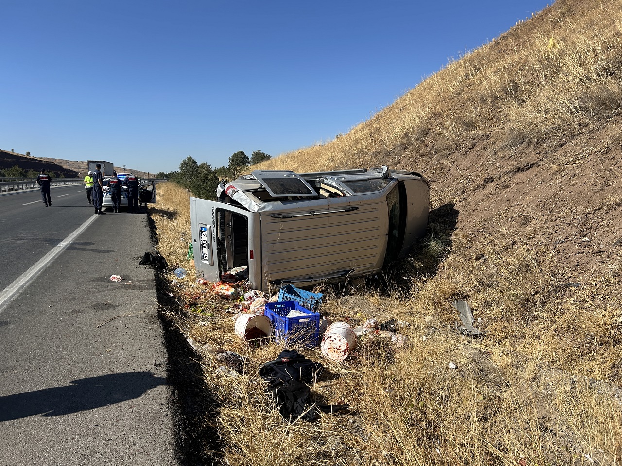 Sivas'ta Otomobil Yoldan Çıktı, 4 Kişi Yaralandı