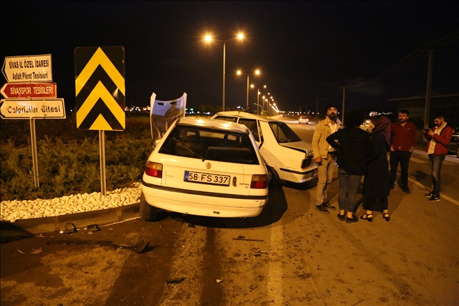 İKİ OTOMOBİL  ÇARPIŞTI: 5 YARALI