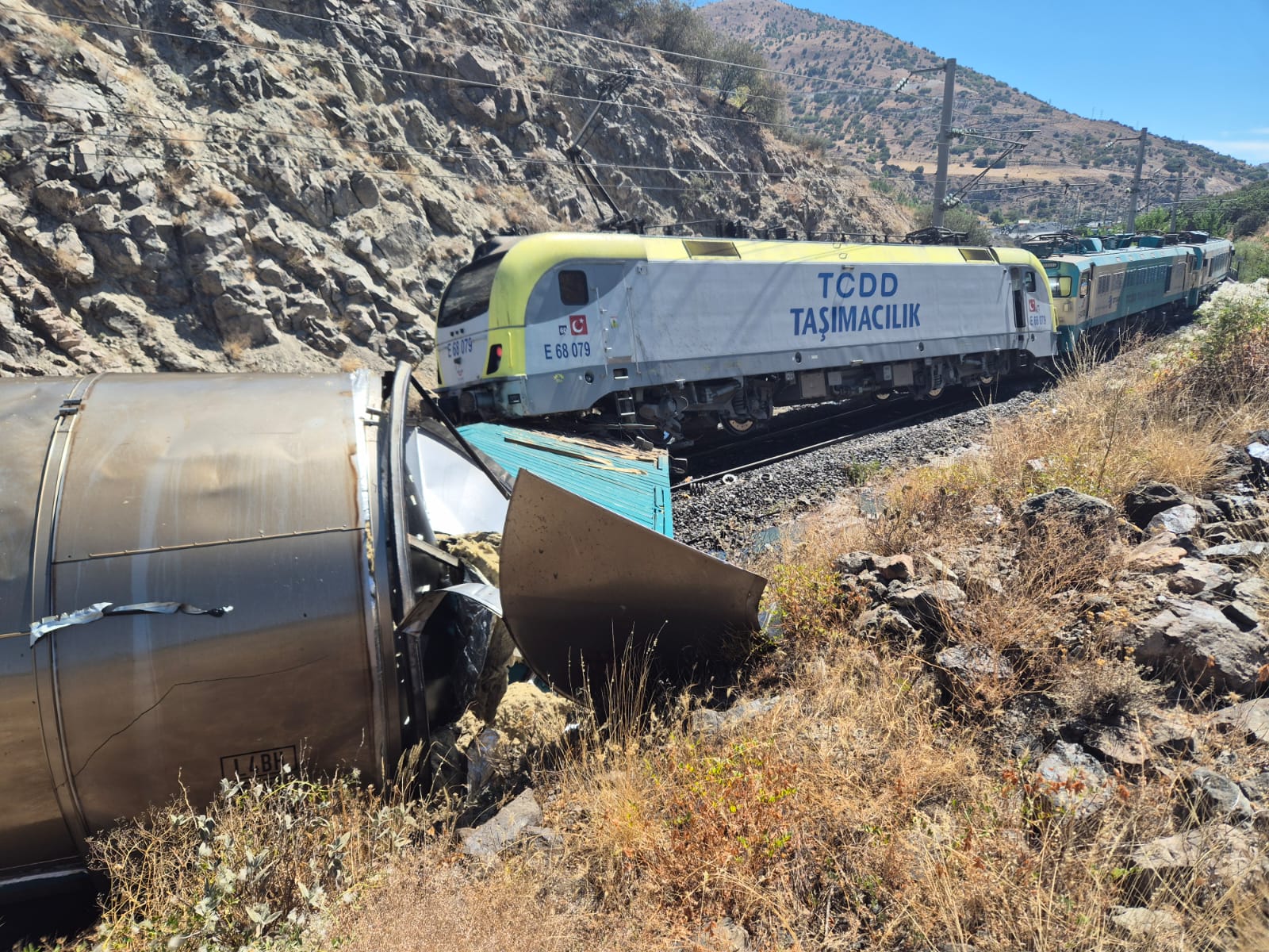 Sivas Demiryolunda iki yük treni kafa kafaya çarpıştı