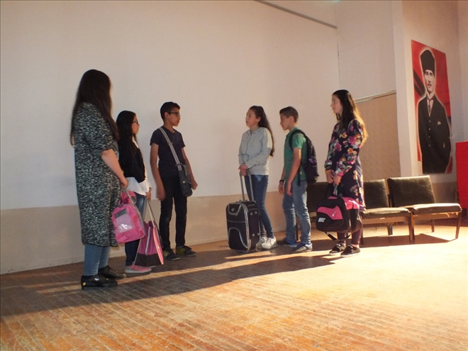 KÖY OKULU ÖĞRENCİLERİ İNGİLİZCE OYUN SAHNELEDİ