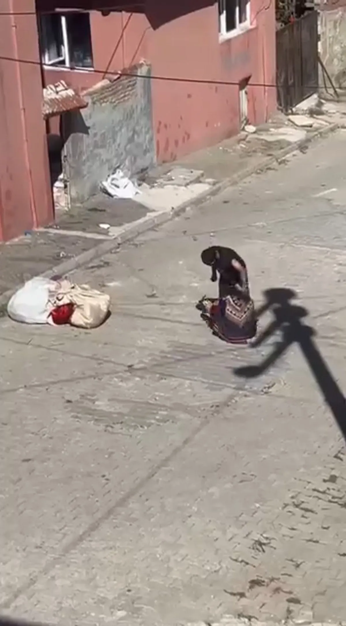 Eşini sokak ortasında bayıltana kadar dövdü