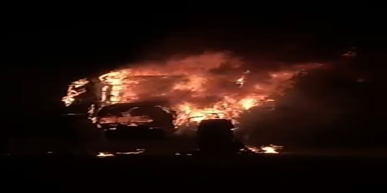 Sivas'ta Buğday Yüklü Traktör Yandı