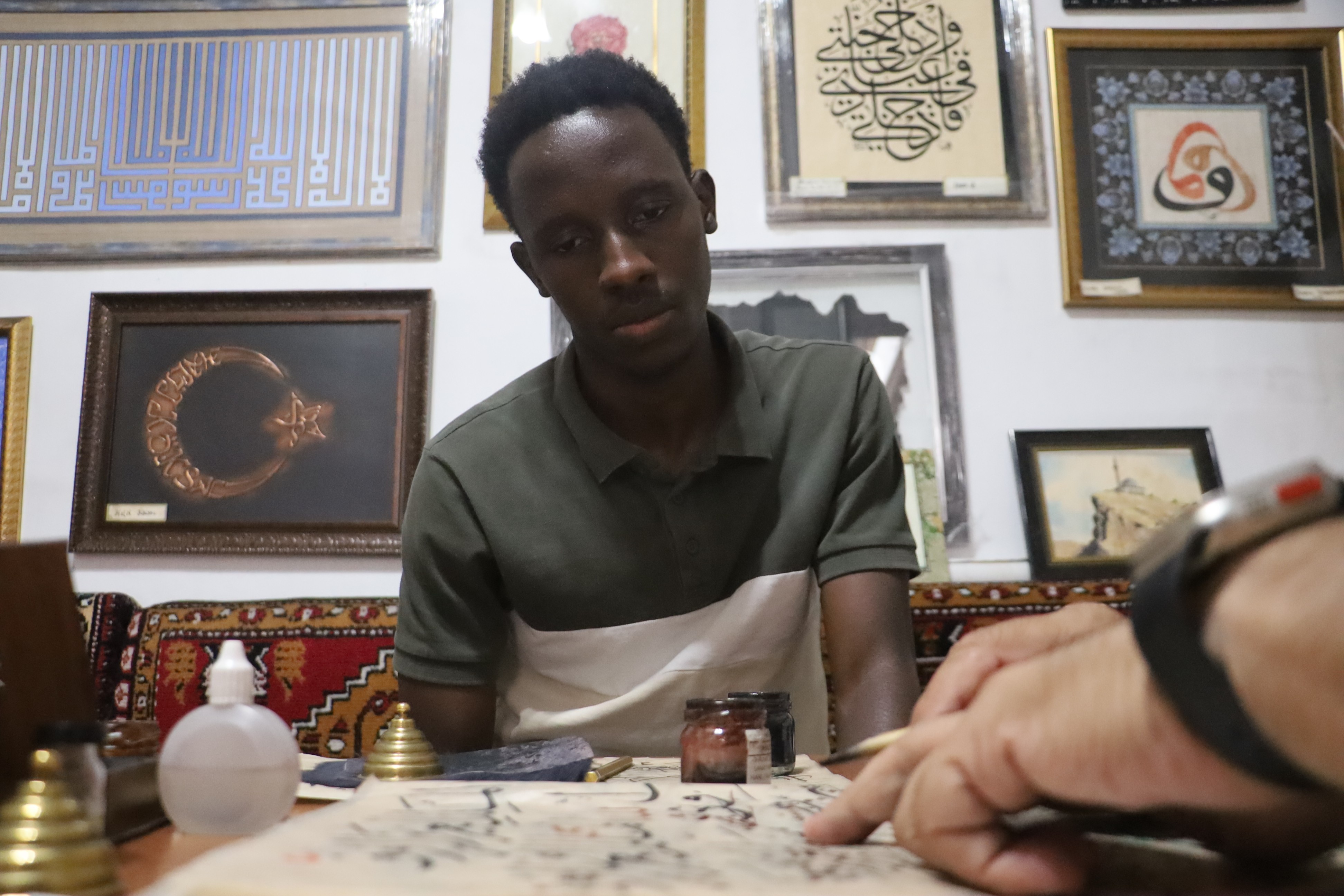 Ugandalı öğrenci Sivas'ta hattat oldu