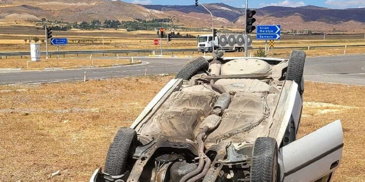 Sivas'ta 'dur' ihtarına uymayan araç devrildi: 2 yaralı