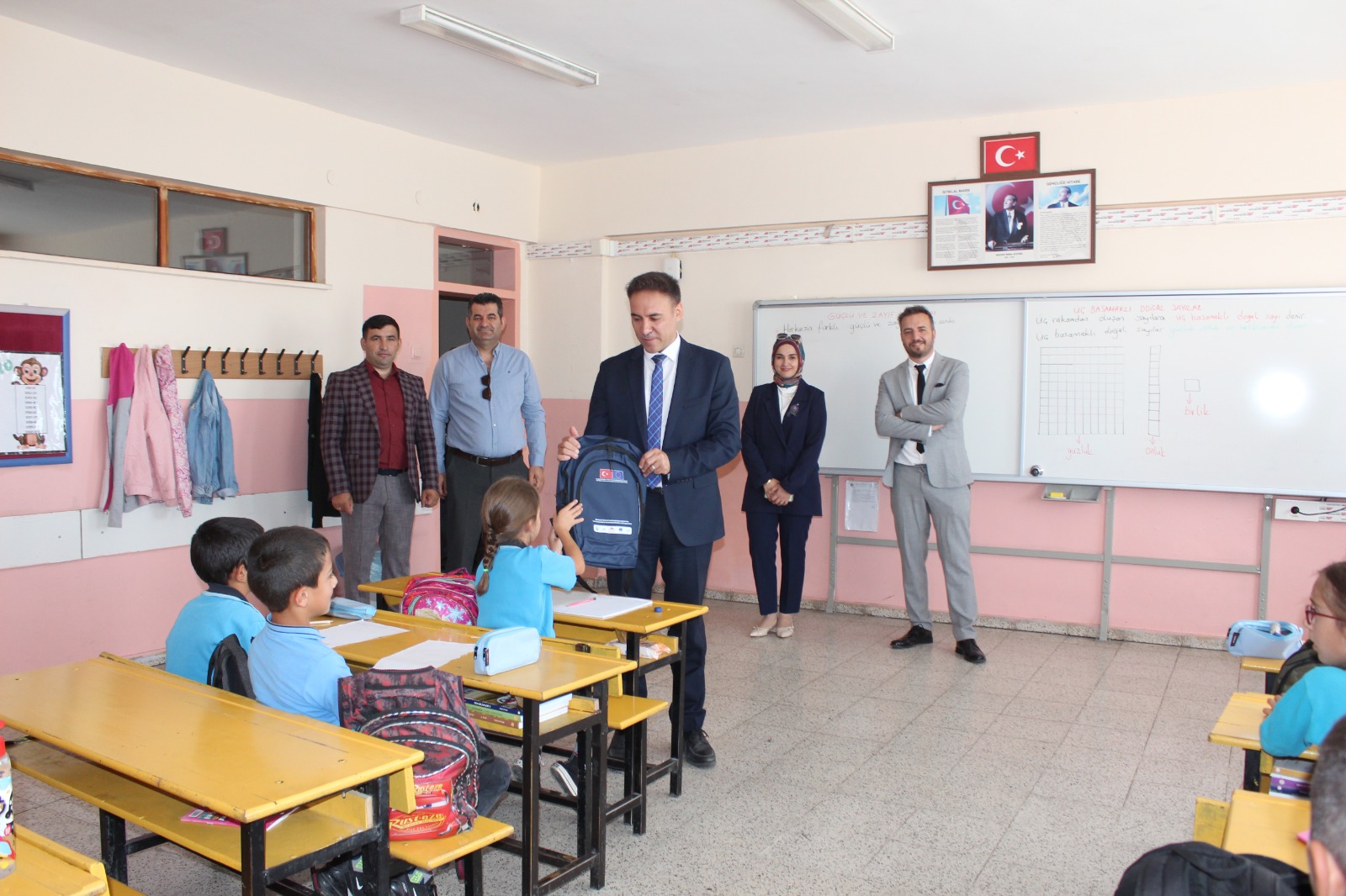 Sivas'ta TKDK'den öğrencilere kırtasiye yardımı