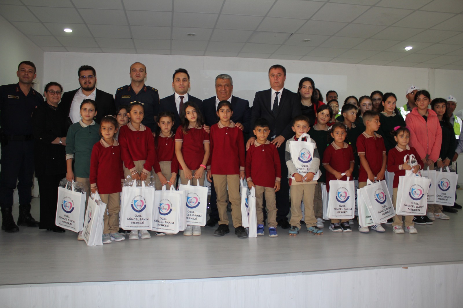 Yıldızeli'nde yaşlılardan öğrencilere kırtasiye desteği