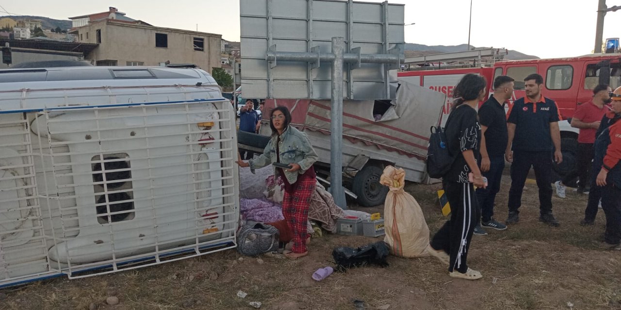 Sivas'ta tarım işçilerini taşıyan minibüs devrildi: 20 yaralı