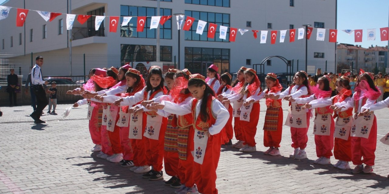 Sivas'ta okullar İlköğretim Haftası ile renklendi