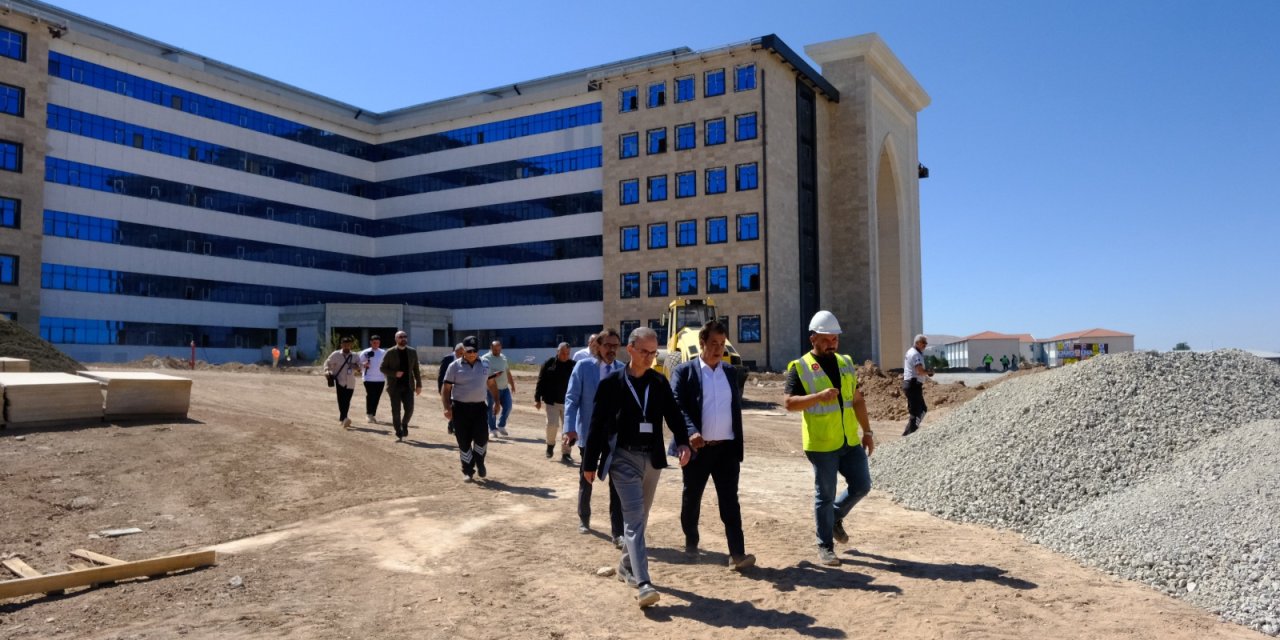 SCÜ Rektörü Şengönül'den Hastaneye Yakın Takip