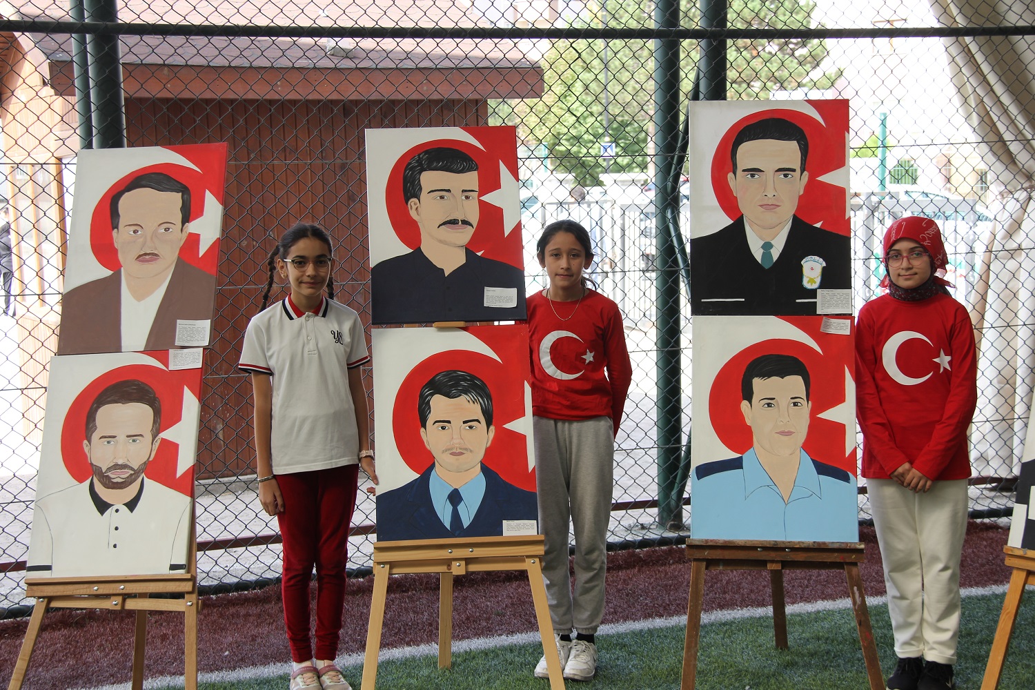 Sivaslı Öğrencilerden Şehitlere Vefa Sergisi