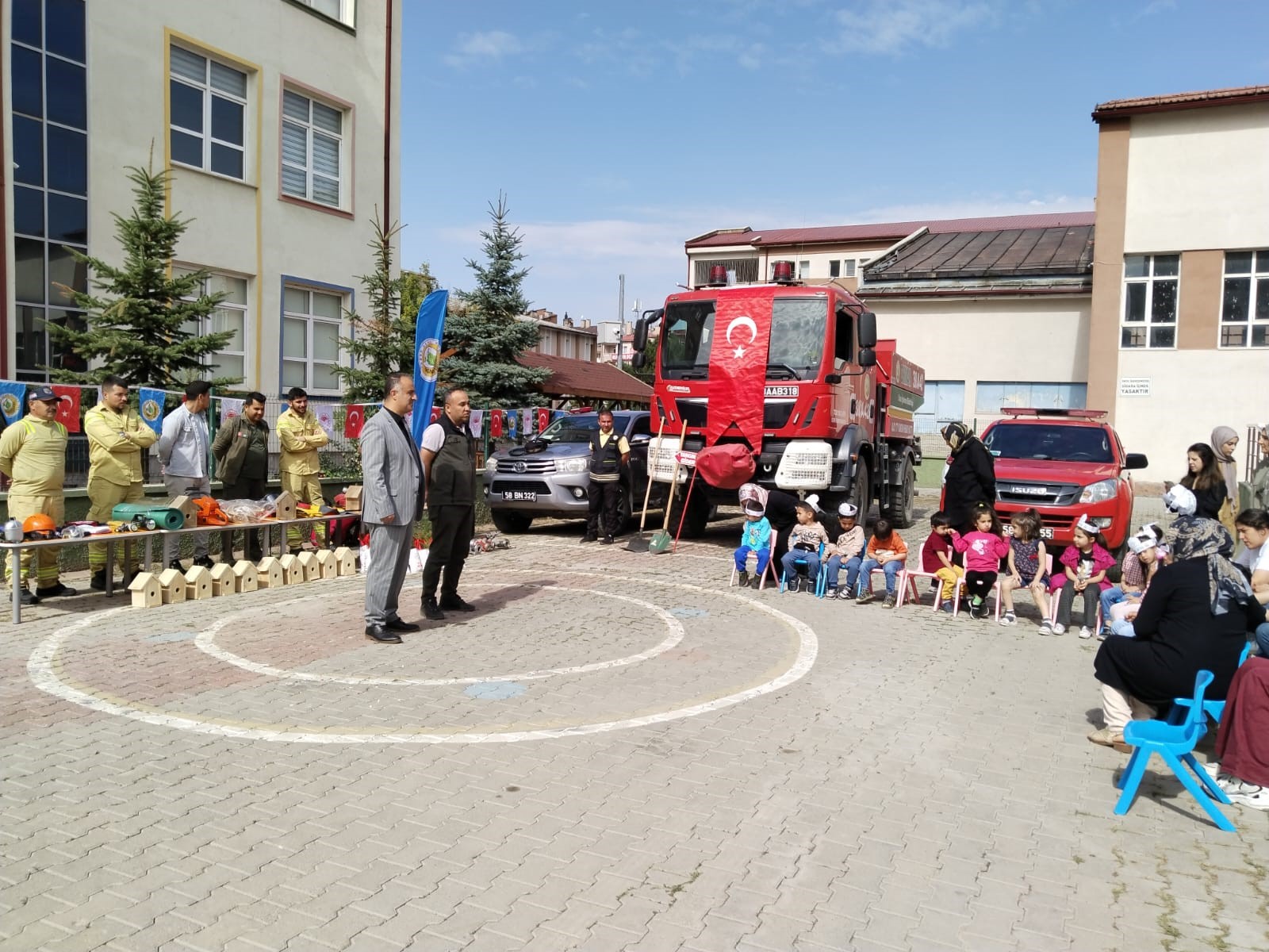 Sivas'ta Minik Öğrencilere Yangın Söndürme Eğitim