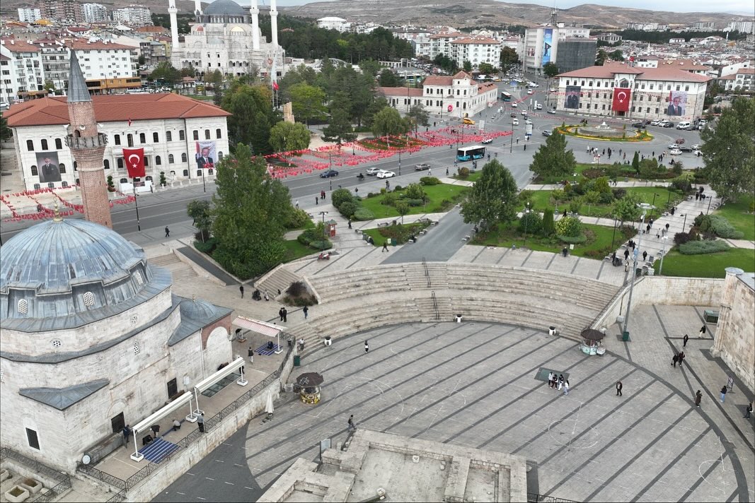 Sivas'ın Tarihi Meydanı Yenileniyor