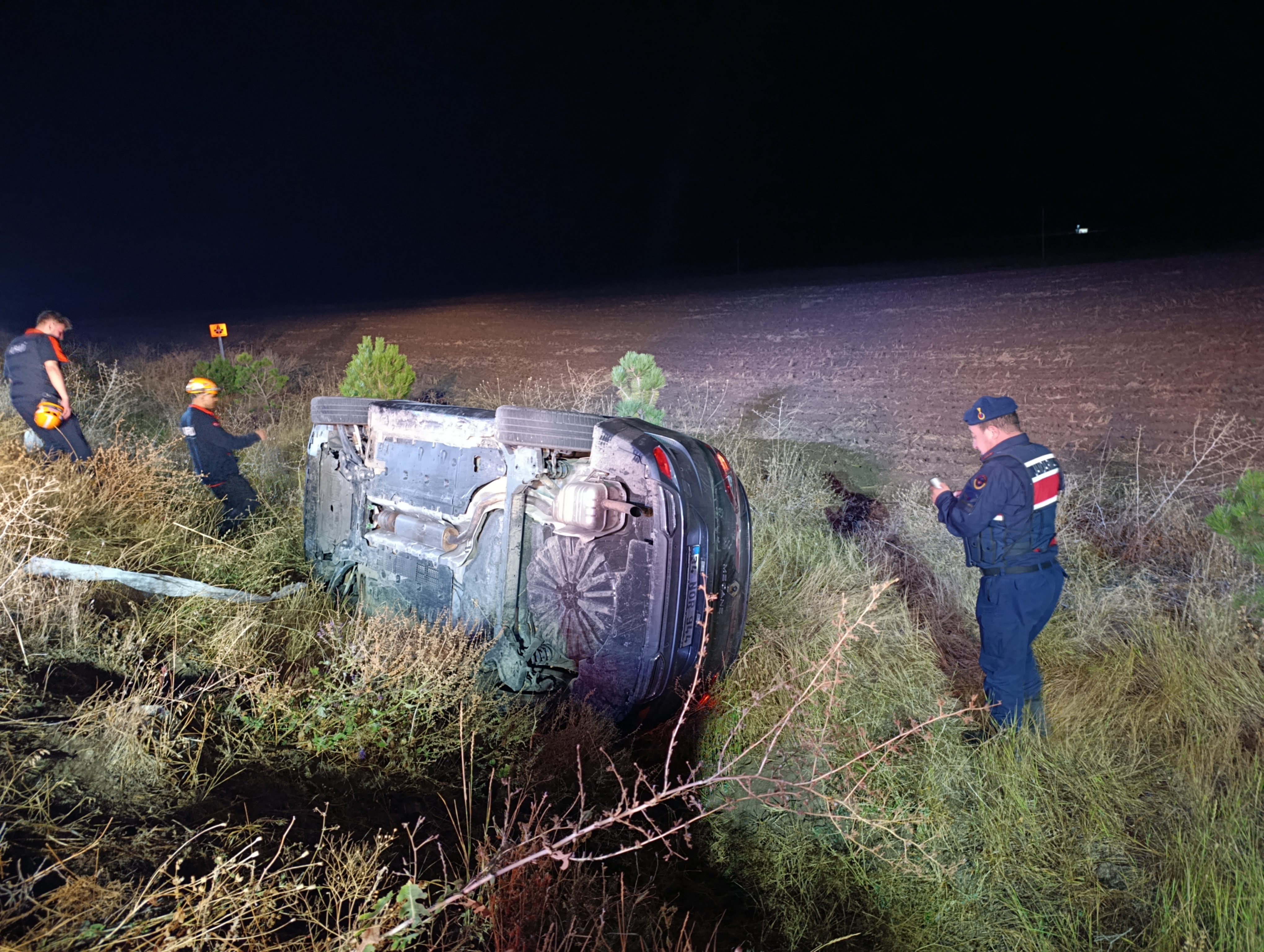 Sivas'ta şarampole devrilen otomobildeki 5 kişi yaralandı