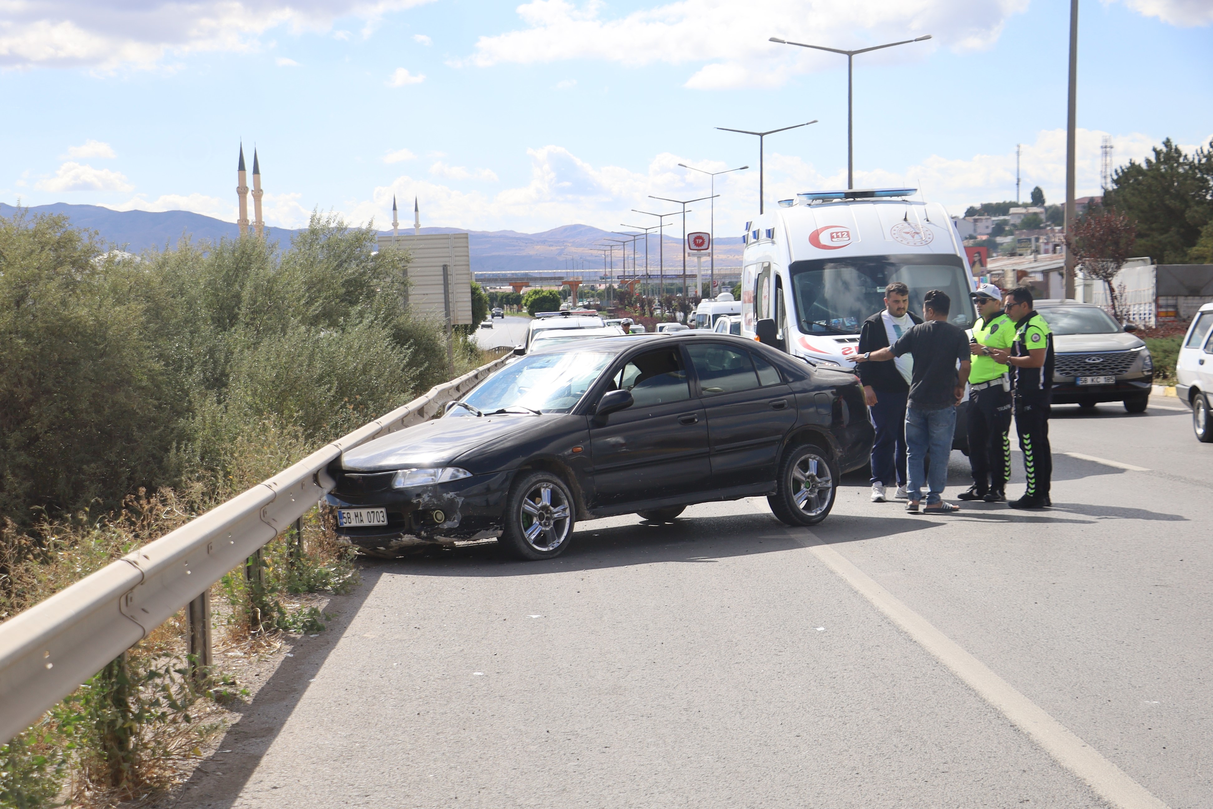 Sivas’ta Otomobil Bariyerle Tır Arasında Sıkıştı