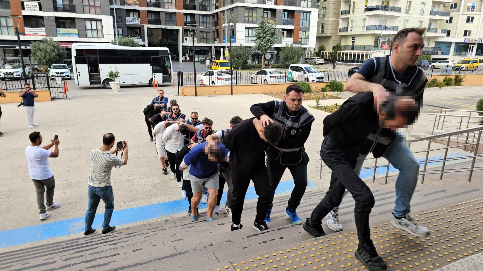 Şehit ailesini dolandıran 11 şüpheli adliyede