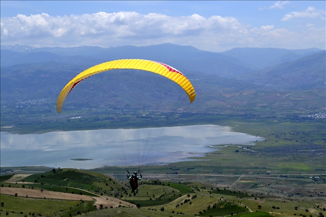 SUŞEHRİ´NDE YAMAÇ PARAŞÜTÜ GÖSTERİSİ