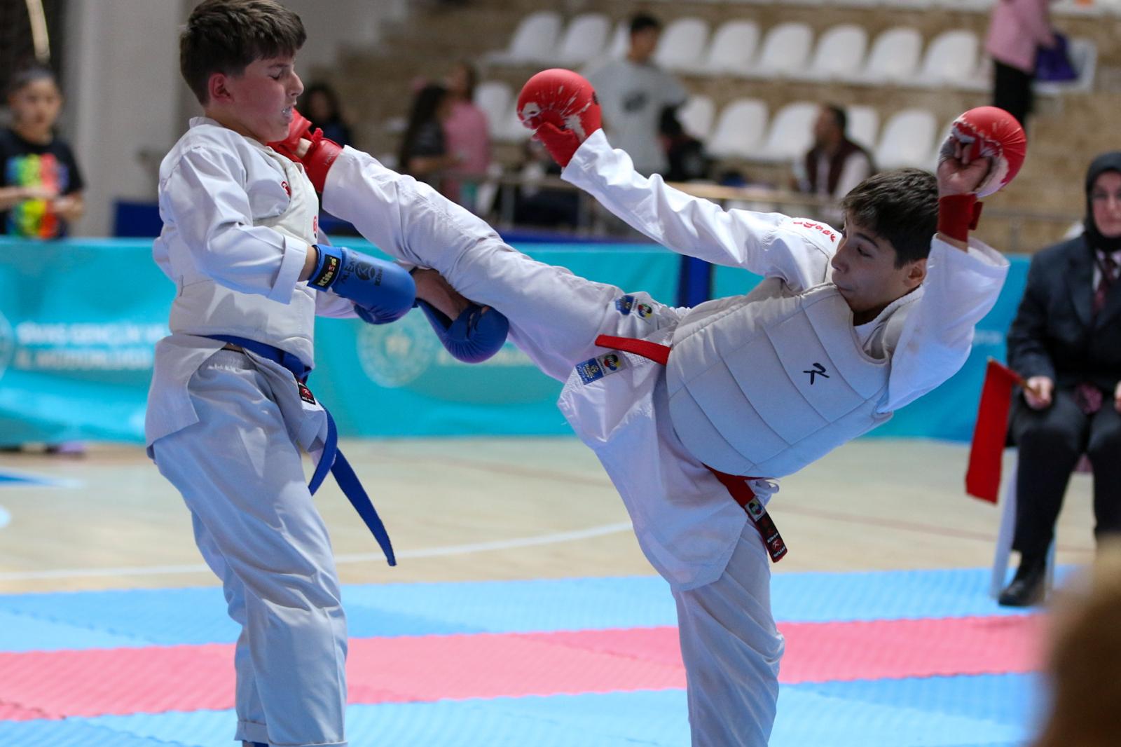 Sivas'ta Karate Şampiyonası Nefesleri Kesti