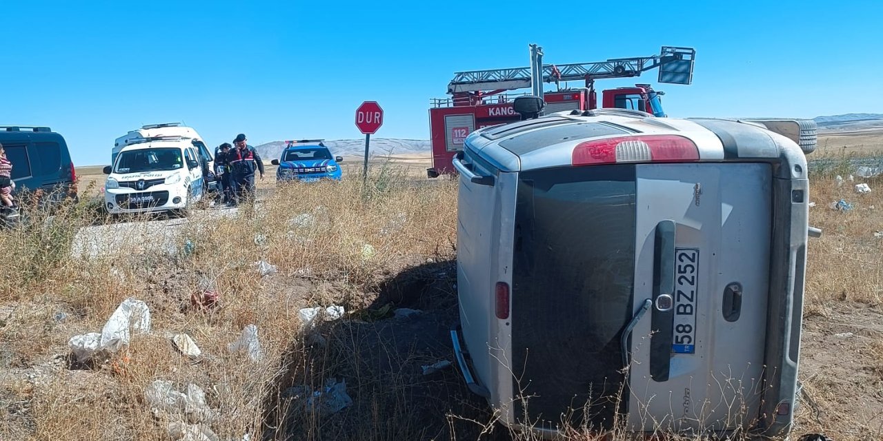 Sivas-Kangal Yolunda Kaza: Hafif Ticari Araç Devrildi