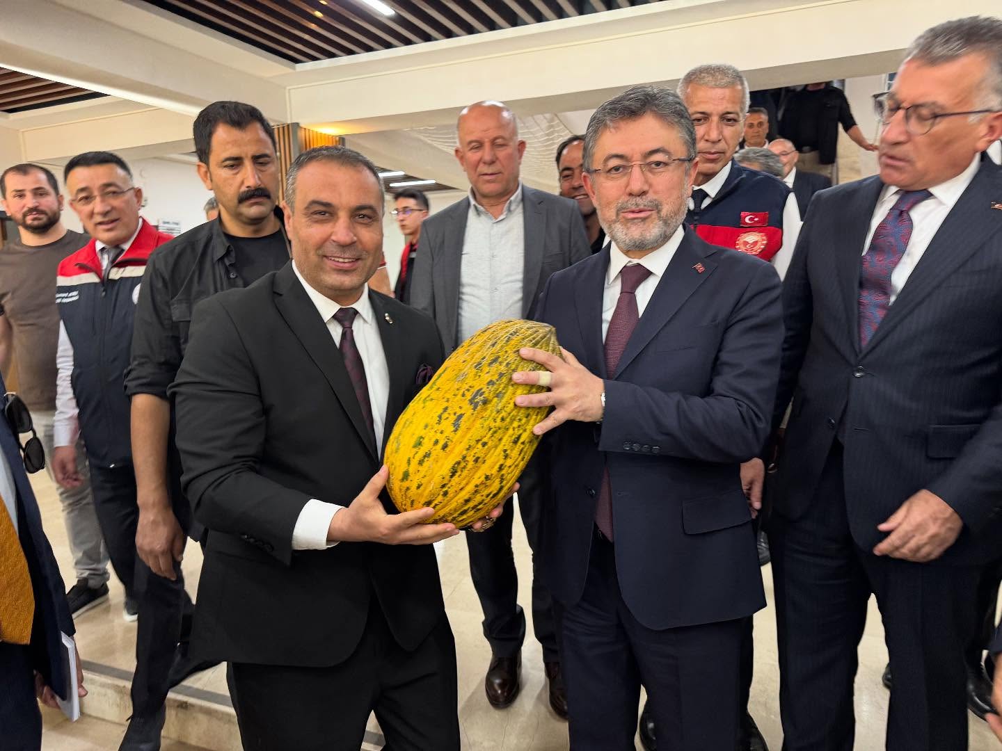 Bakan Yumaklı’ya Akıncılar’dan Kavun ve Domates İkramı