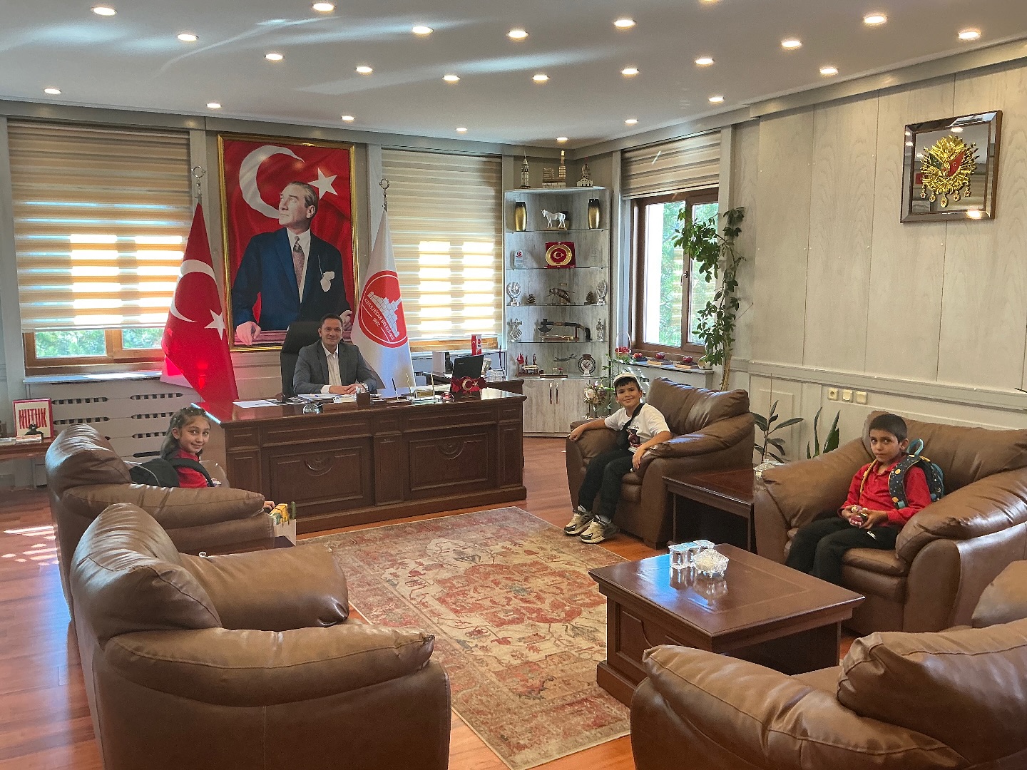 Başkan Makamında Kimleri Ağırladı? Gülümseten Ziyaret