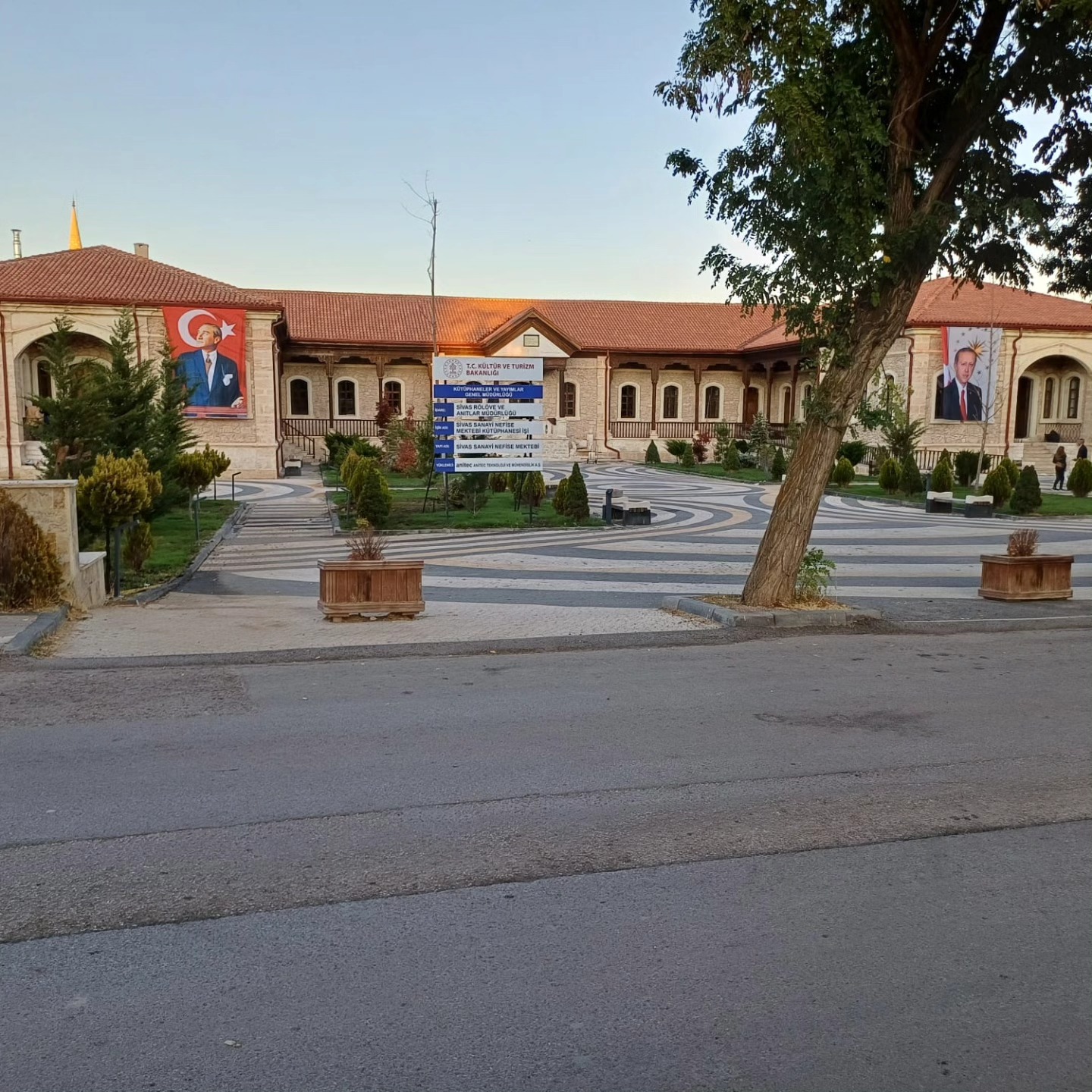 Sivas’ta Tarihi Kütüphane Açılıyor, Kurdeleyi Bakan Kesecek