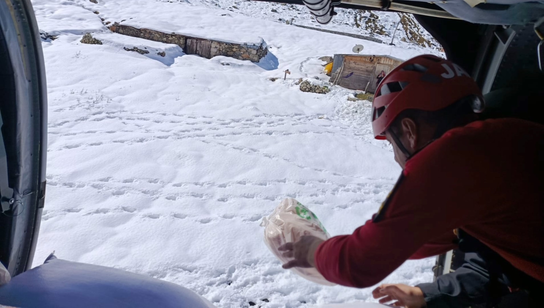 Kara Yolunun Kapandığı Yaylalarda Helikopterle Yardım