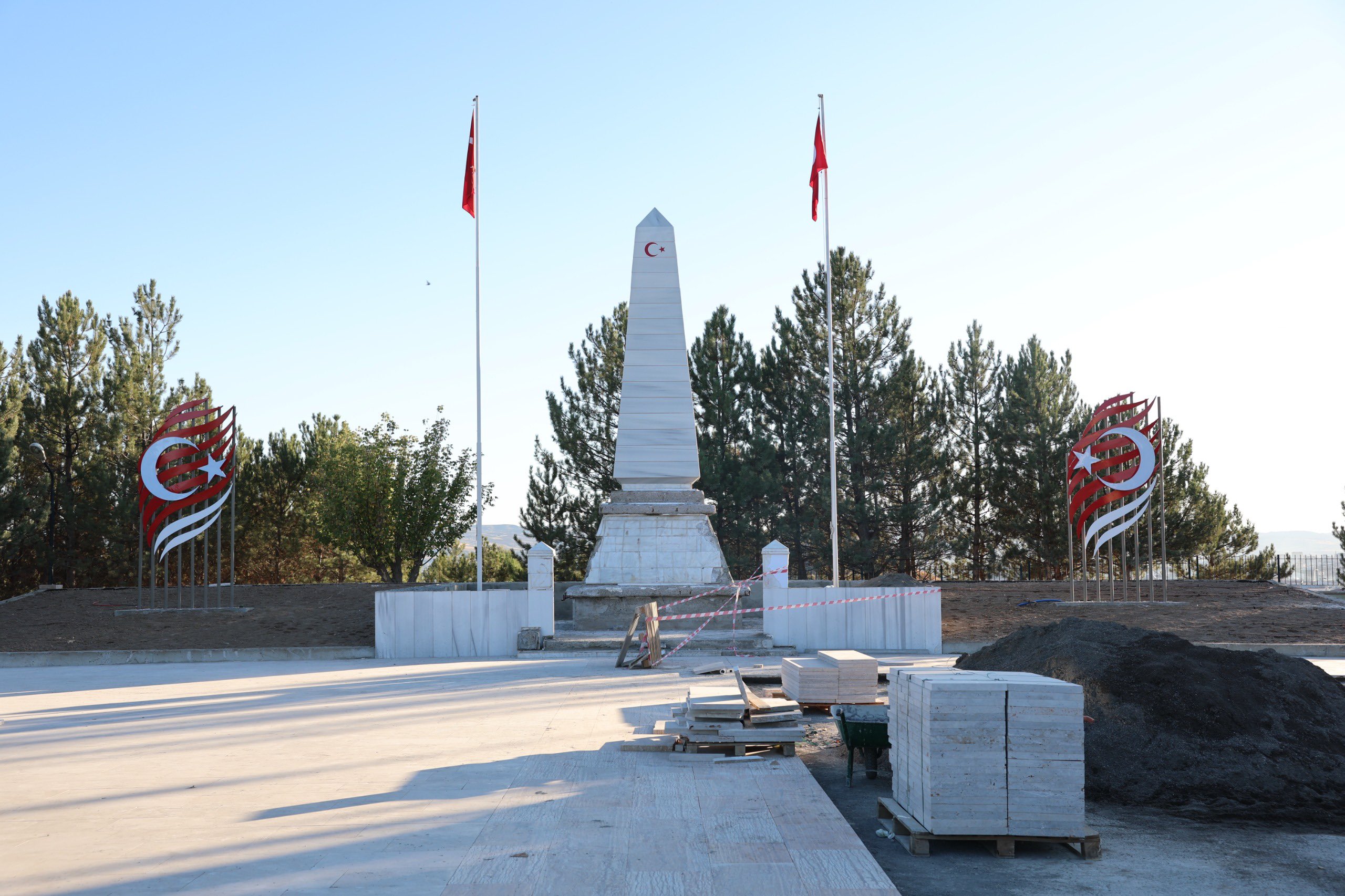 Sivas Belediyesi’nden Garnizon Şehitliği’ne Dokunuş