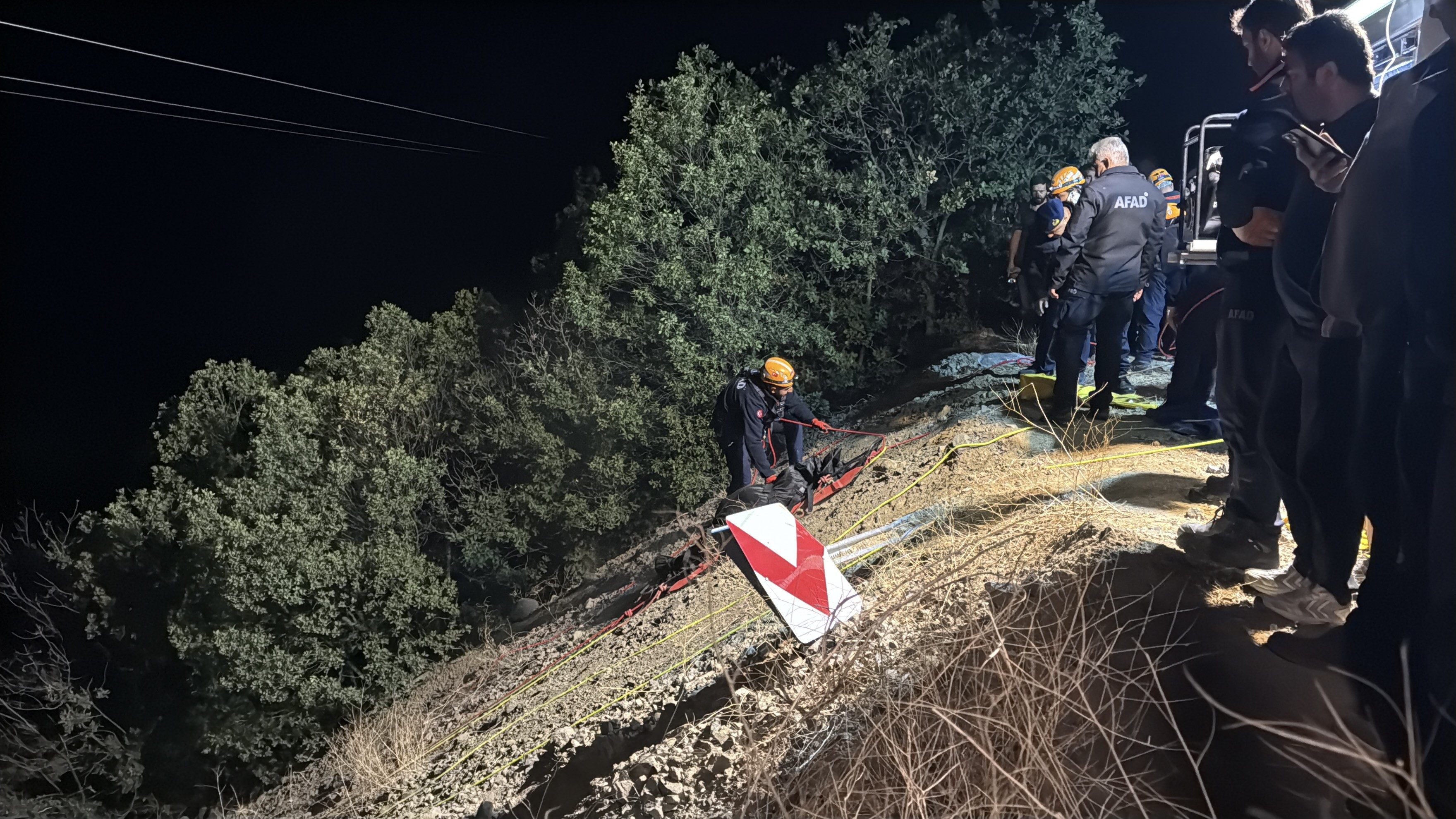 Sivas'ta feci kazada ölen 4 kişinin cesetleri güçlükle çıkartıldı