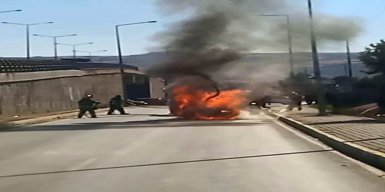 Sivas'ta hareket halindeki otomobil alev alev yandı