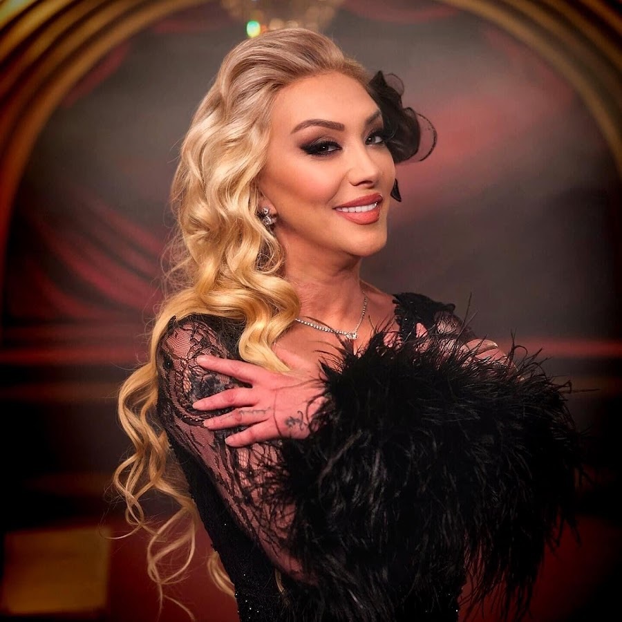 Ünlü Şarkıcı Evinin Balkonundan Düşüp Öldü