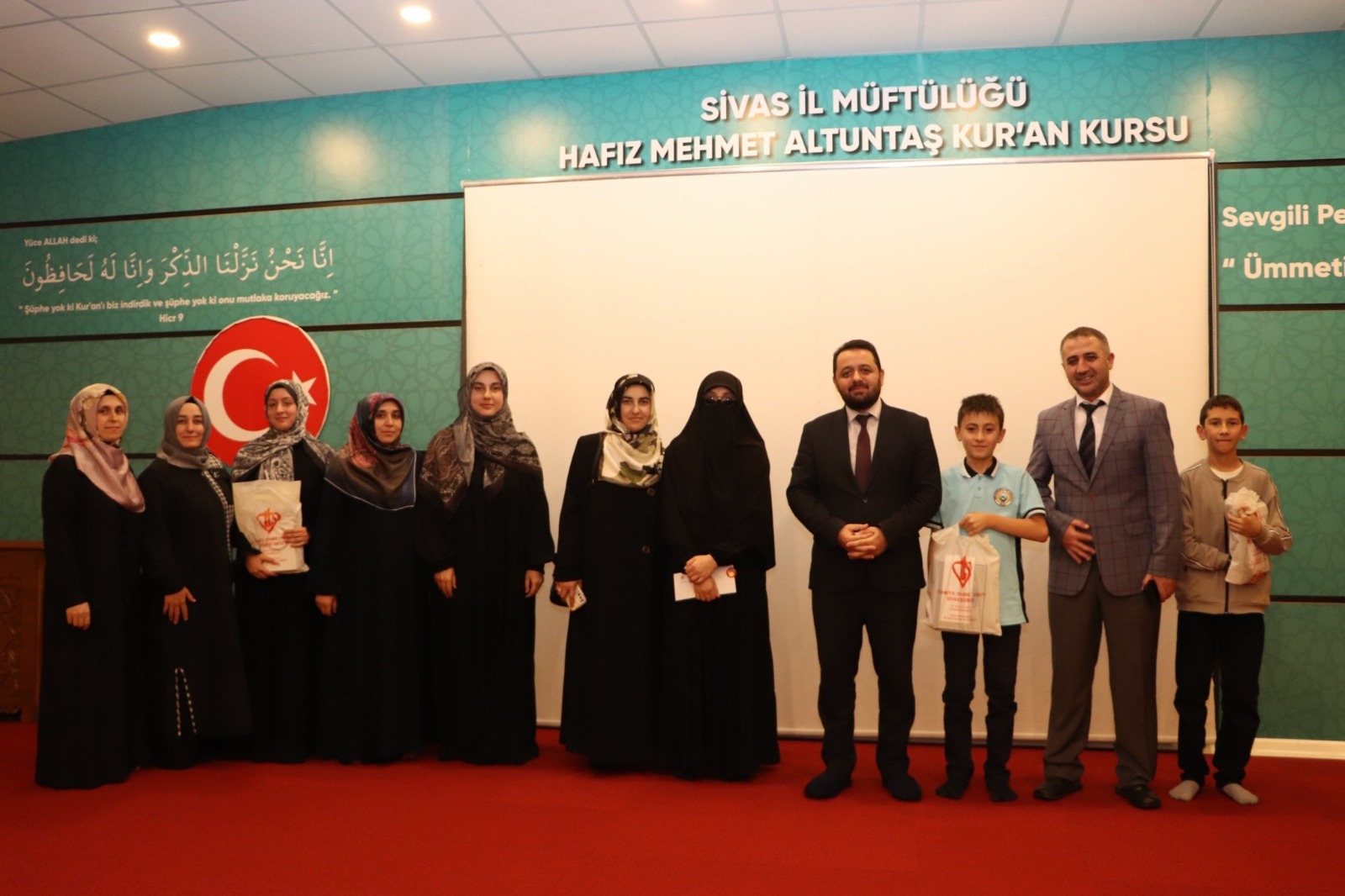 Sivas’ta Kur’an Aşıkları Ödüllerini Aldı