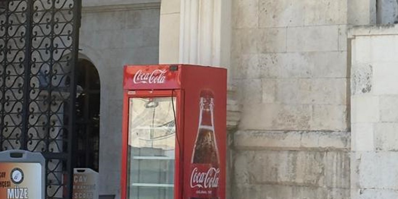 Sivas’ta Tepki Çeken Görüntü: Atatürk ve Kongre Müzesi’nde Coca Cola Dolabı