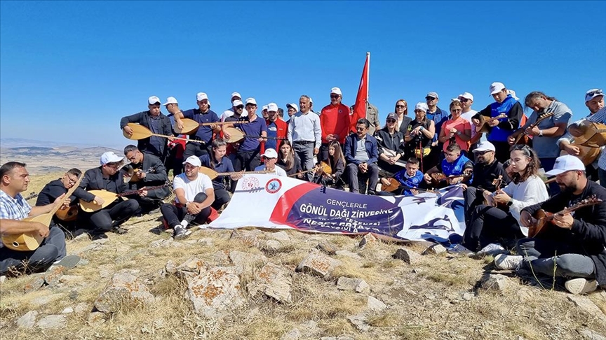 Neşet Ertaş 40 saz eşliğinde anıldı