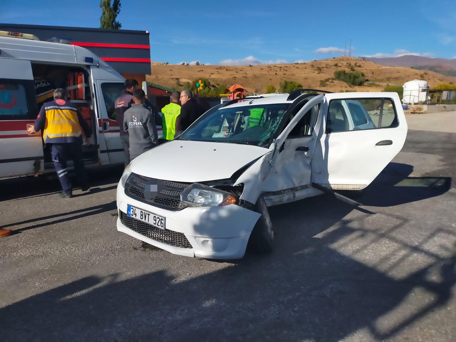 Sivas'ta İki Araç Çarpıştı: 4 Yaralı