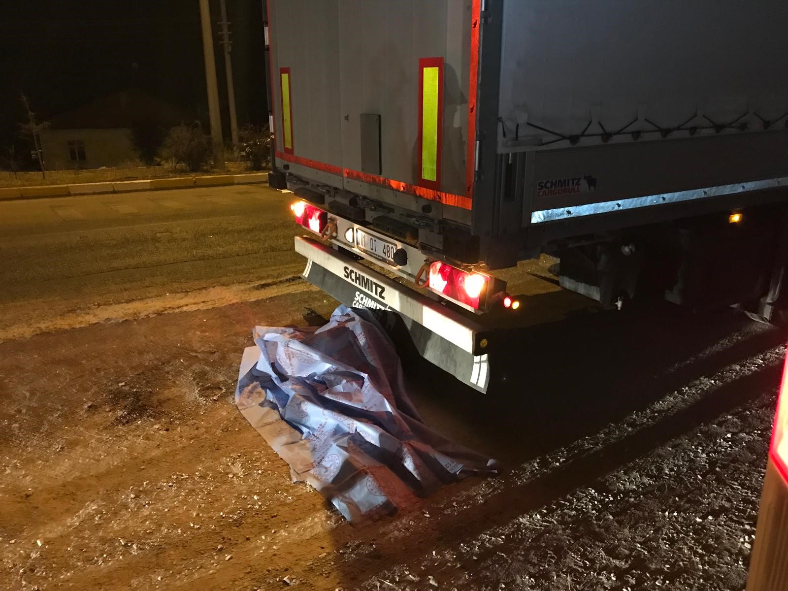 Tırın çarptığı 20 yaşındaki genç öldü