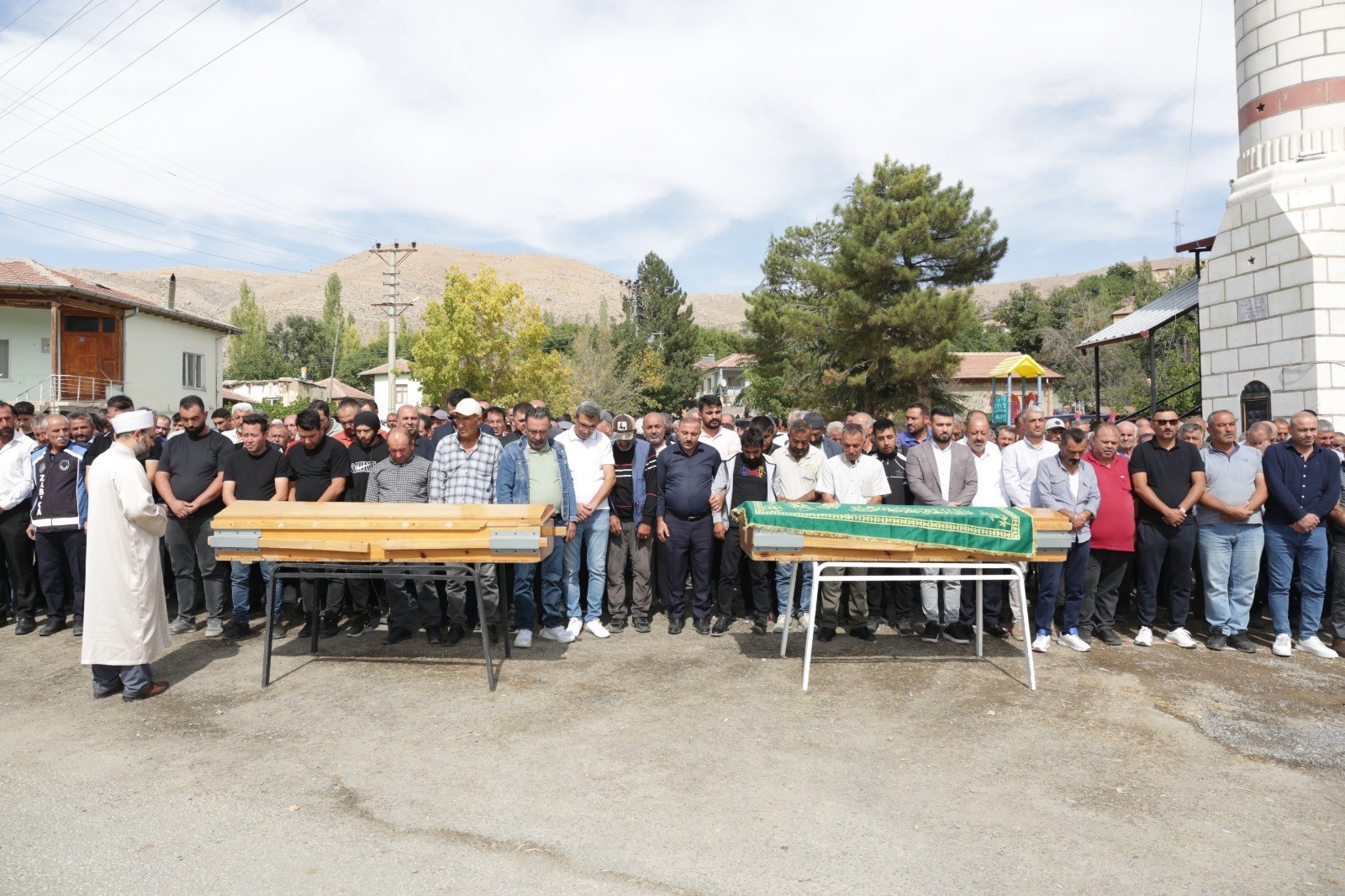 Kazada ölen ikiz çocuklara acı veda