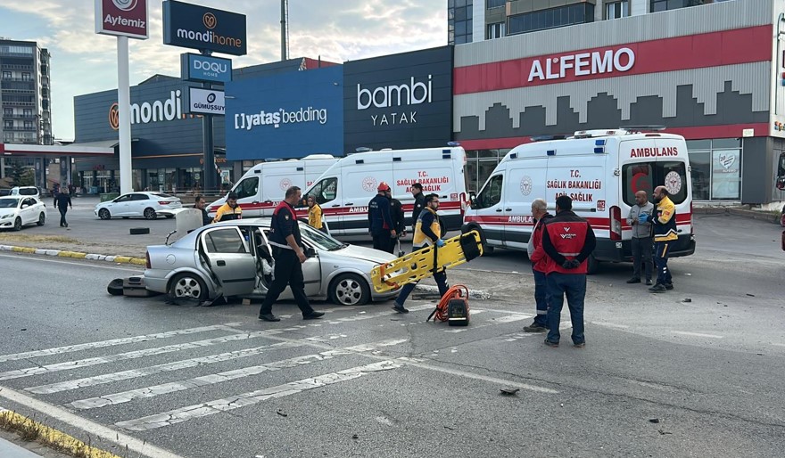 Sivas'ta İki Otomobil Çarpıştı: 1 Ölü, 3 Yaralı