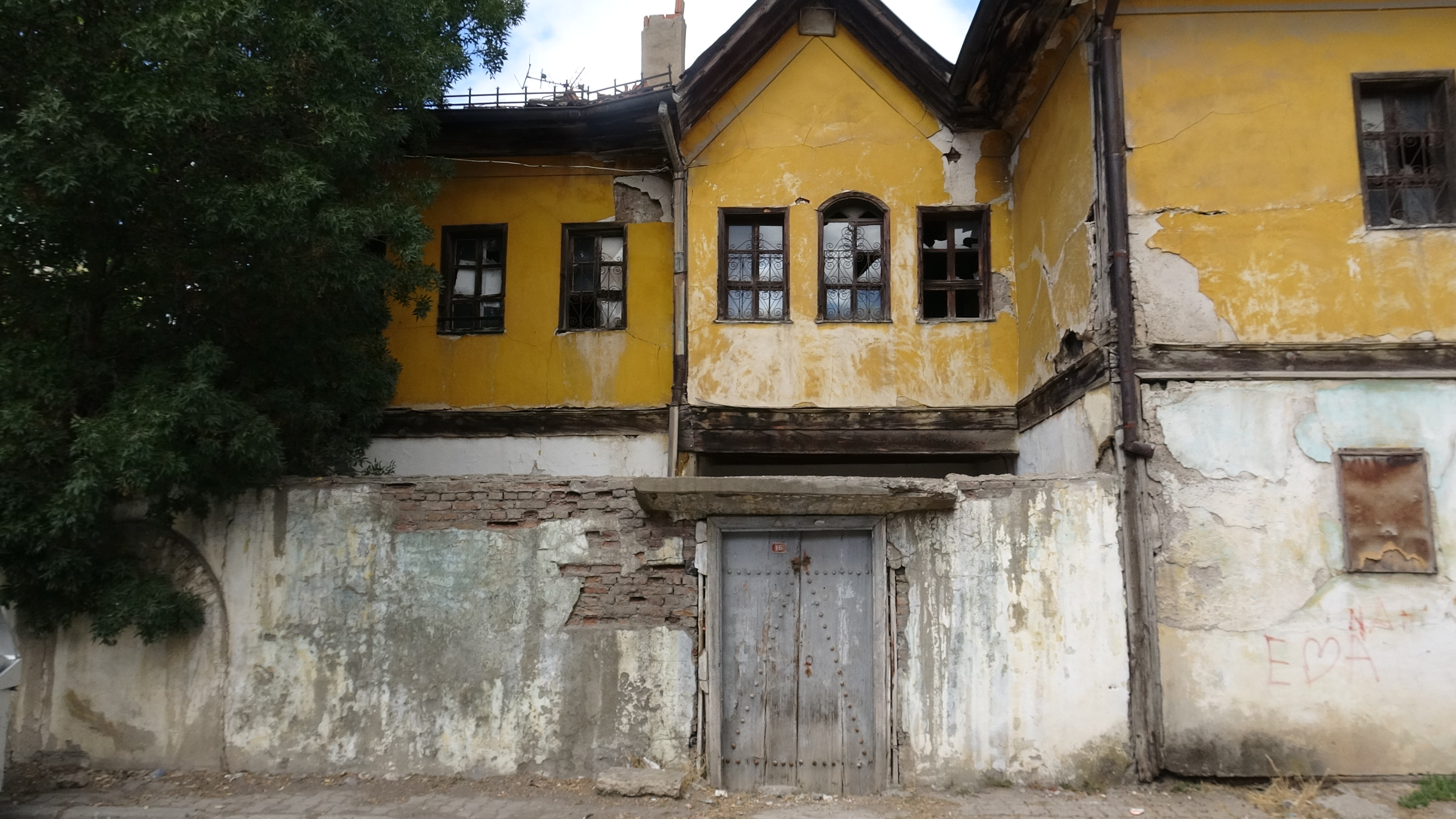 Tescilli Ama Sahipsiz! Sivaslıları Korkutan Konak