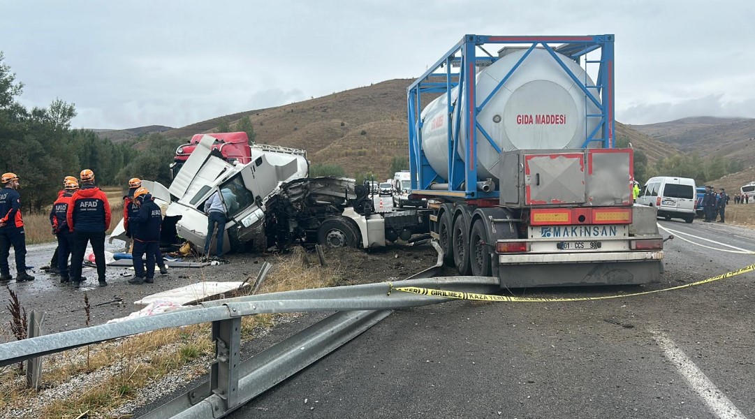 Sivas'ta TIR ve Otobüs Çarpıştı: 20 Yaralı