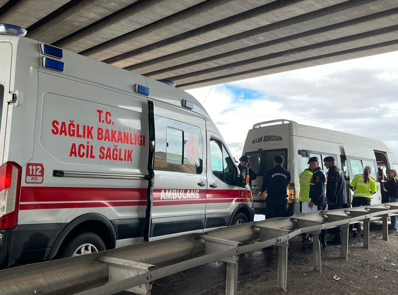 Sivas’ta Öğrenci Servisi Kaza Yaptı: 1 Yaralı