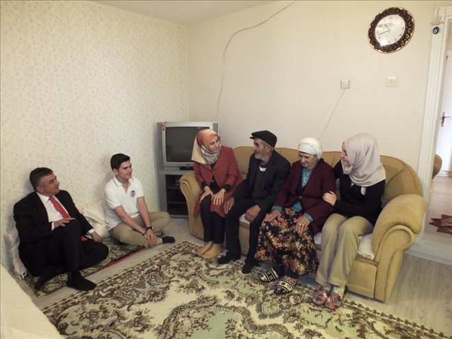 YAŞLI ÇİFTE EN GÜZEL GÜZEL BAYRAM HEDİYESİ