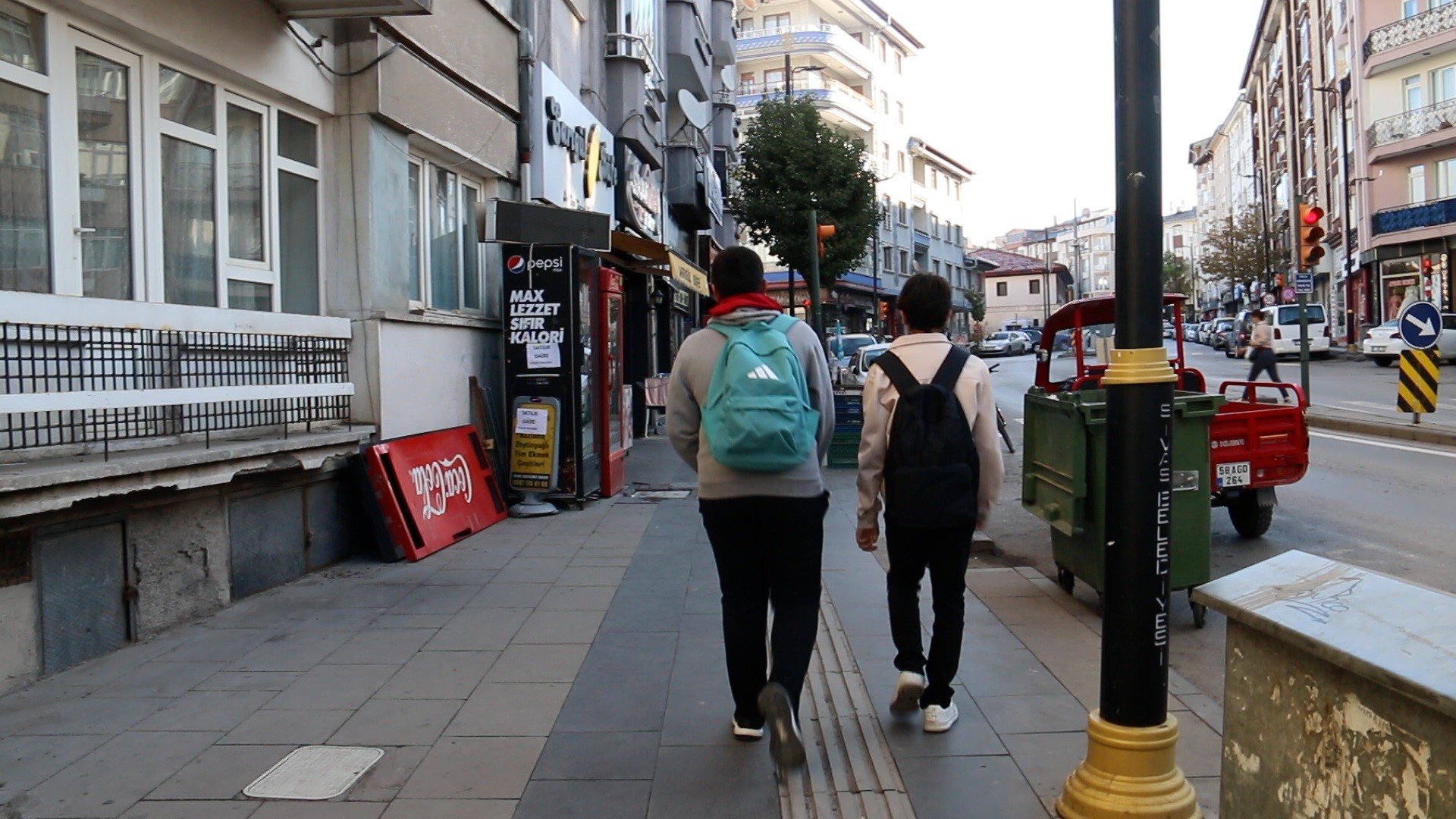 Ağır Okul Çantalarına Dikkat!