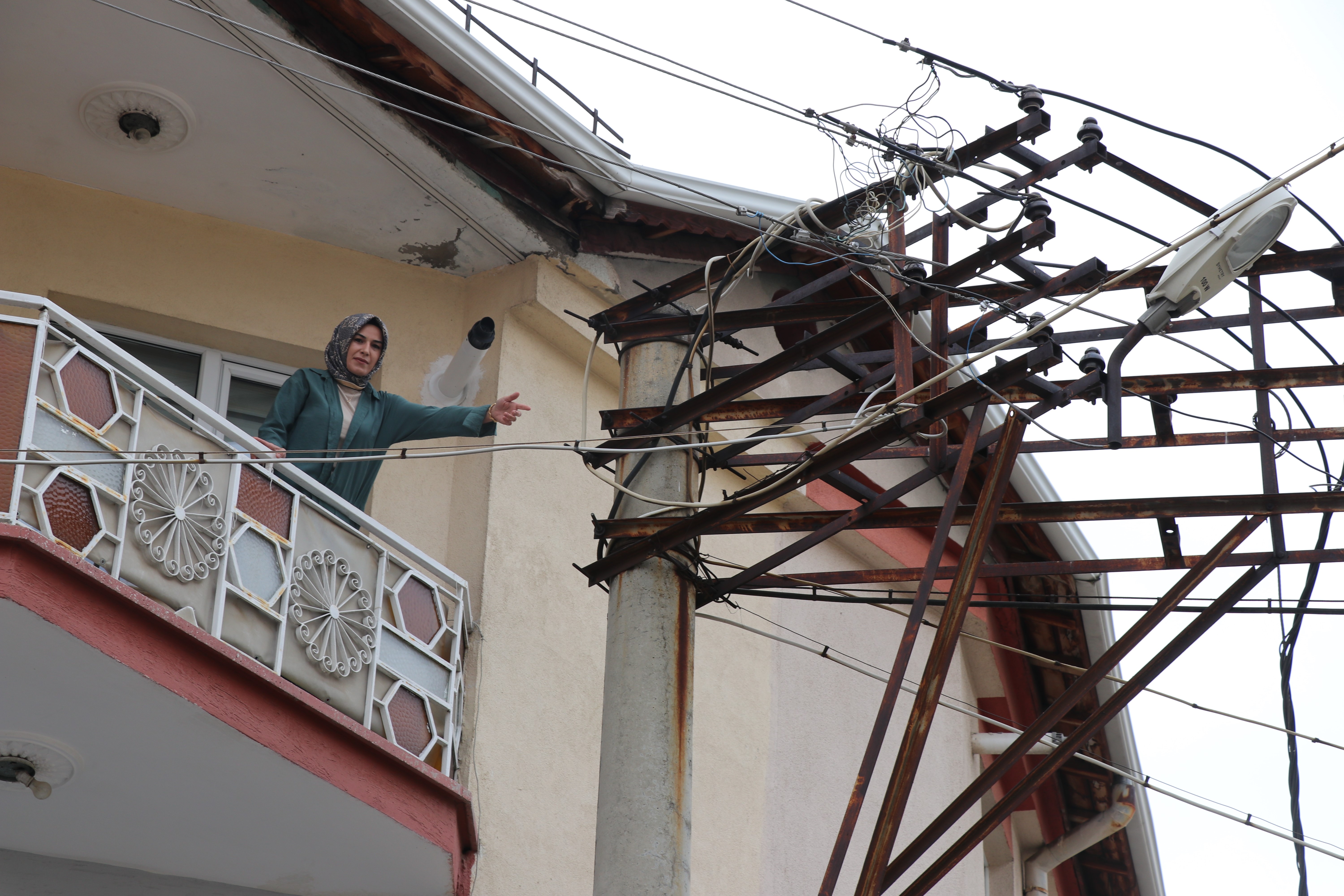 Sivas’ta Mahalle Sakinlerini Korkutan Elektrik Direği