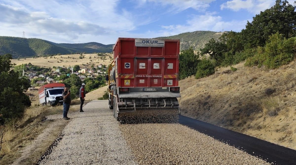Sivas'ta Köy Yolları Asfaltlanıyor