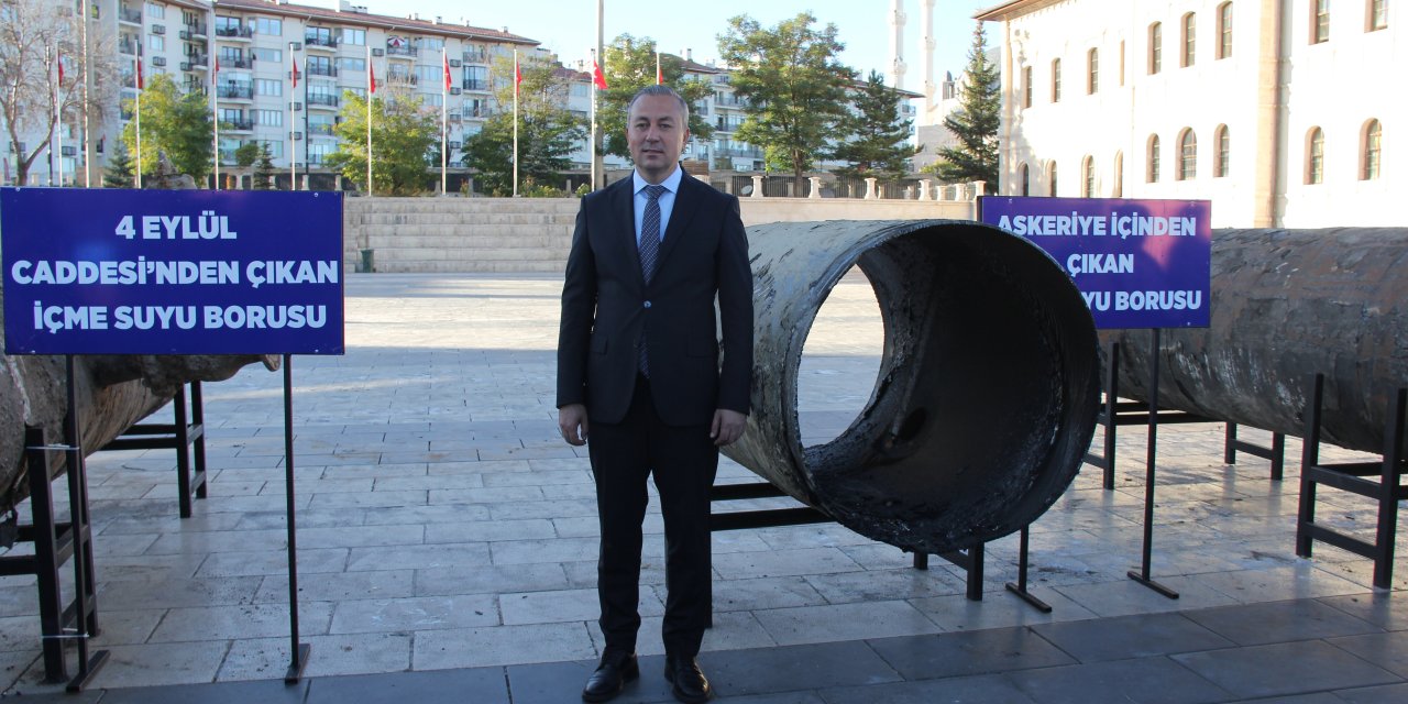 Sivas'ta  belediye 'çürümüş boruları' sergiledi