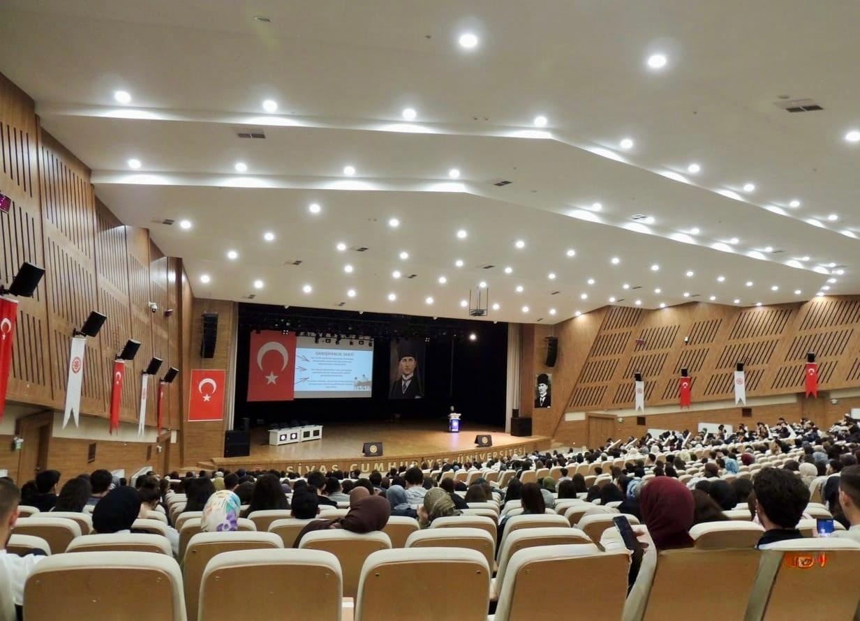 Sivas’ta Üniversite Hayatına Başlayan Öğrencilere Rehberlik Programı