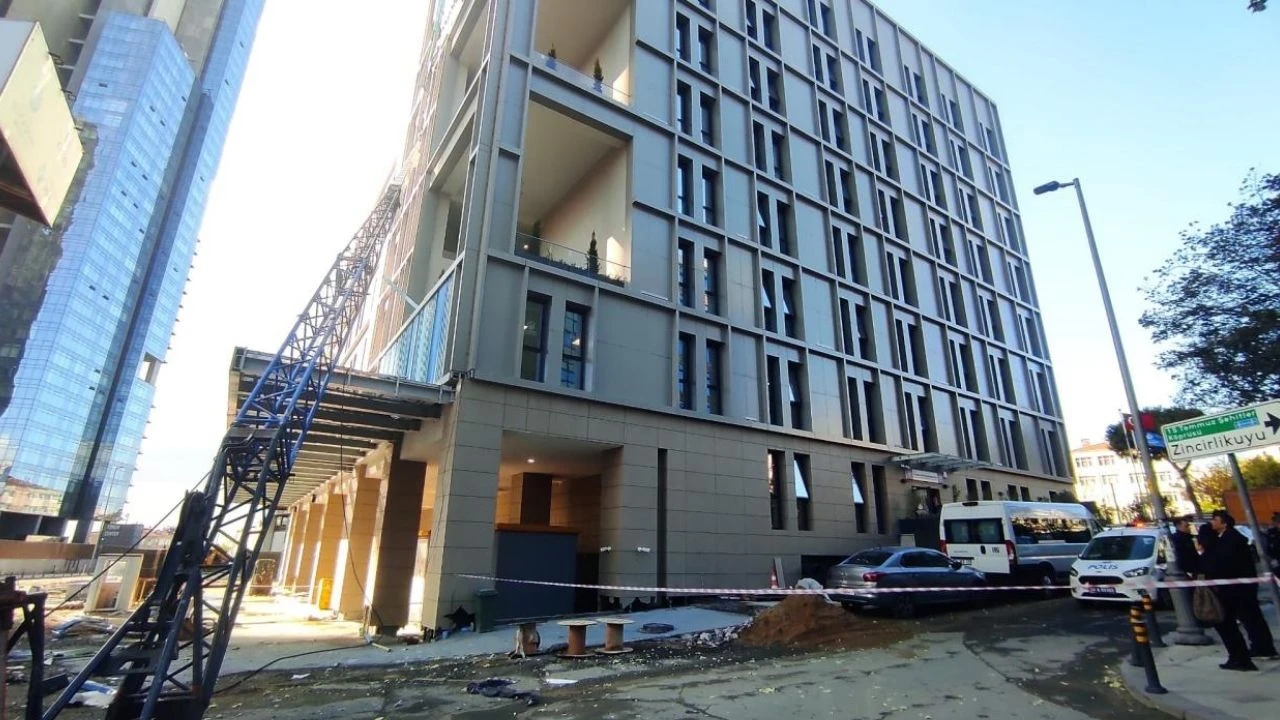 Kız öğrenci yurduna vinç devrildi