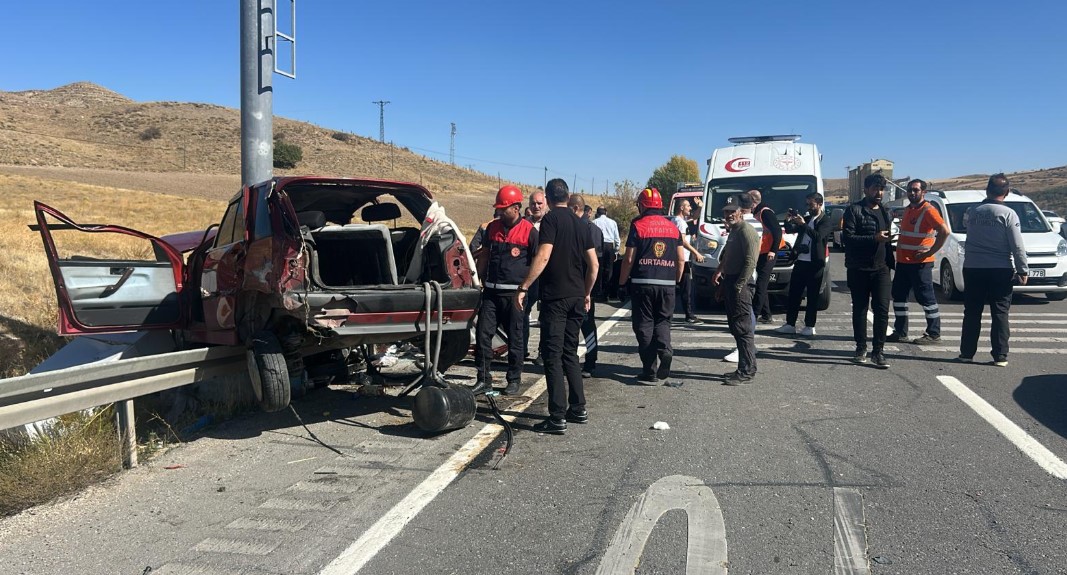 Sivas-Ankara Kara Yolu’nda Feci Kaza: 1’i Ağır, 10 Yaralı