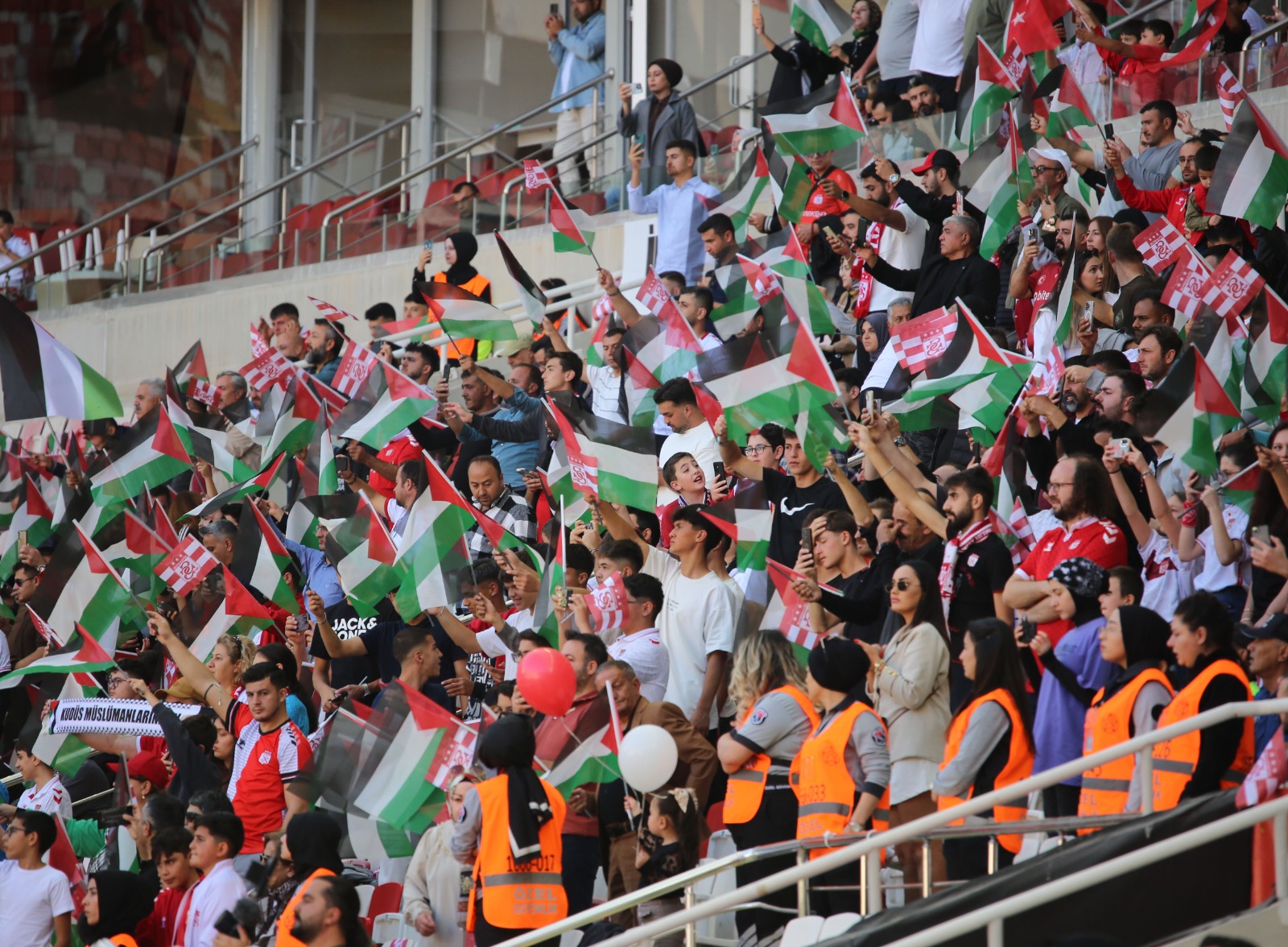 4 Eylül Stadyumu Gazze İçin Tek Yürek Oldu