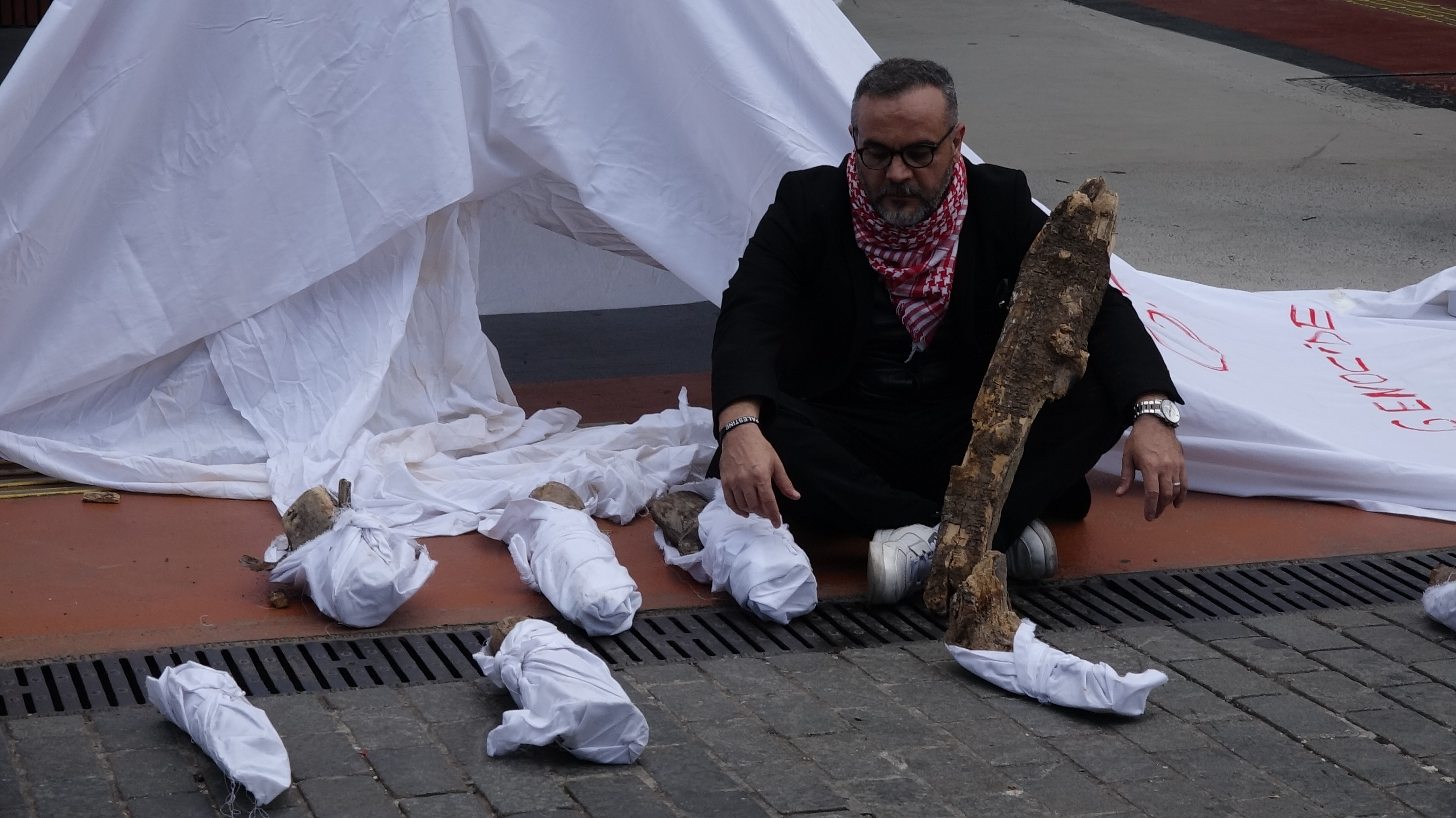 Gazze’de ölen bebeklere dikkat çekmek için kefenli eylem